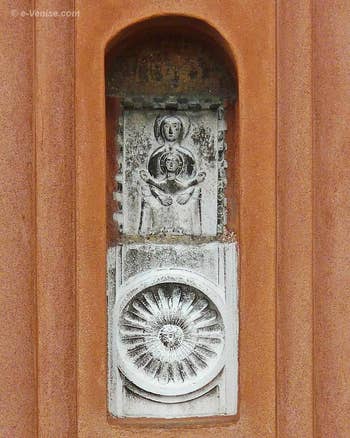 Bas relief du XIIIe siècle représentant une Madone sur un trône et qui tient dans ses bras un enfant aux bras grands ouverts de type Kyriotissa - Campanile de San Felice à Venise