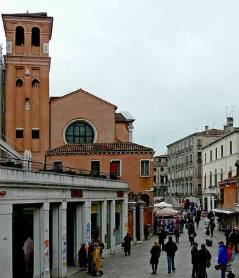 Le campanile de San Felice le long de la Strada Nova à Venise