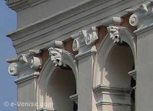 Campanile de San Francesco della Vigna à Venise - sculptures de la cellule