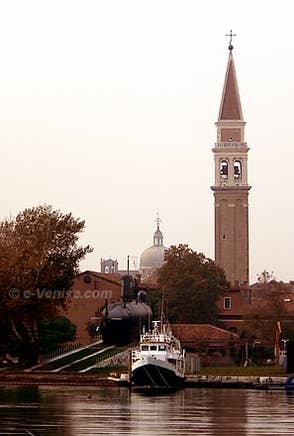 Le Campanile de San Francesco della Vigna vu depuis les bassins de l'Arsenal