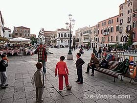 Les enfants sur le Campo Santo Stefano