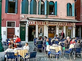 Instant détente au café sur le Campo Santo Stefano