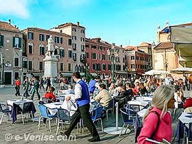 Le Campo Santo Stefano avec la statue de Nicolò Tommaseo