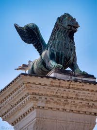 Statue du Lion de Saint-Marc sur la colonne côté Palais des Doges de  la Piazzetta San Marco à Venise