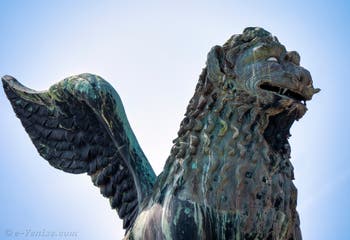 Statue du Lion de Saint-Marc sur la colonne côté Palais des Doges de  la Piazzetta San Marco à Venise