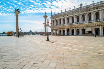 Les colonnes de la Piazzetta San Marco et la bibliothèque Marciana à Venise.
