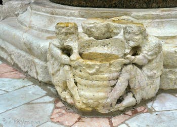 Sculptures aux pieds des colonnes de la Piazzetta San Marco à Venise.
