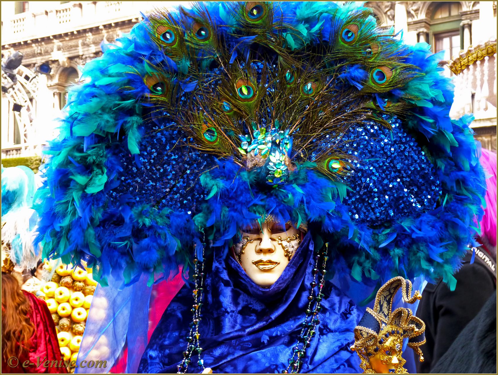 Одевали карнавал. Карнавал в Италии. Маскарад Венеции. Шемякин Венеция карнавал. Маска Венеция для карнавала.