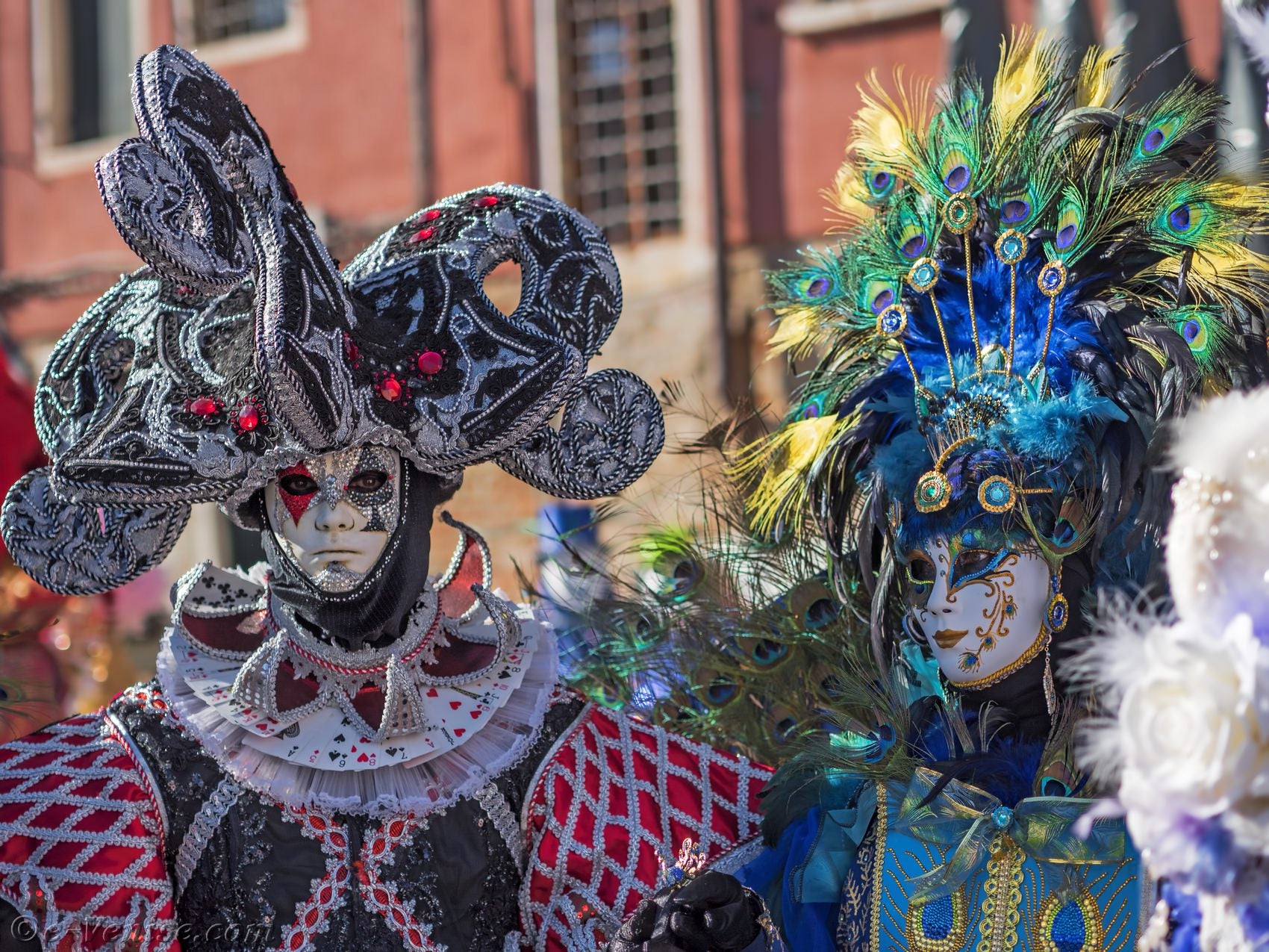 Un Homme En Costume Et Masque De Carnaval