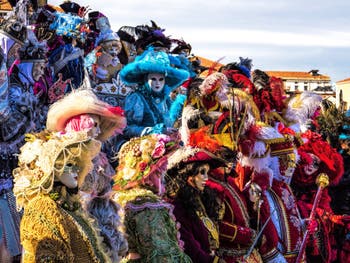 Carnaval de Venise location de costume traditionnel, déjeuner spectacle, tour en gondole et parade des costumes sur la Place Saint-Marc