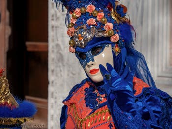 Les Costumés du Carnaval de Venise 2022 devant l'église de San Zaccaria