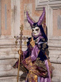 Les Costumés du Carnaval de Venise 2022 devant l'église de San Zaccaria