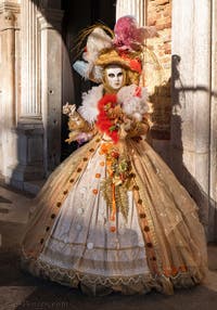 Les Costumés du Carnaval de Venise 2022 devant le palais des doges de Venise
