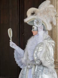 Les Costumés du Carnaval de Venise 2022 devant le palais des Doges et le bassin de Saint-Marc