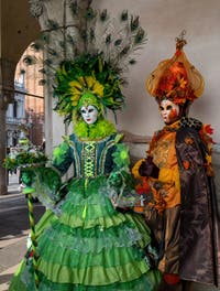 Les Costumés du Carnaval de Venise 2022 devant le palais des Doges à Saint-Marc