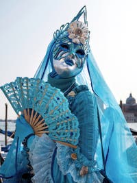 Les Costumés du Carnaval de Venise 2022 devant le palais des Doges et le bassin de Saint-Marc