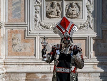 Un superbe costumé en “Cartes à jouer” devant l'église de San Zaccaria à Venise