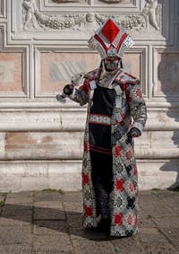 Un superbe costumé en “Cartes à jouer” devant l'église de San Zaccaria à Venise
