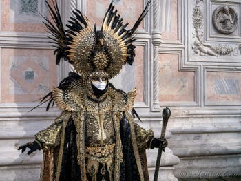 Les Costumés du Carnaval de Venise 2022 devant le palais des Doges et l'église de San Zaccaria