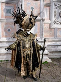 Les Costumés du Carnaval de Venise 2022 devant le palais des Doges et l'église de San Zaccaria