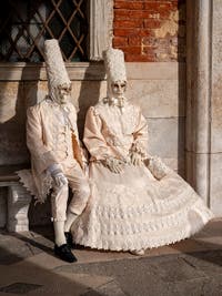 Les Costumés du Carnaval de Venise 2022 devant le palais des Doges et le Bassin de Saint-Marc