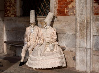 Les Costumés du Carnaval de Venise 2022 devant le palais des Doges et le Bassin de Saint-Marc