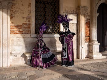 Les Costumés du Carnaval de Venise 2022 sur le môle et devant le bassin de Saint-Marc