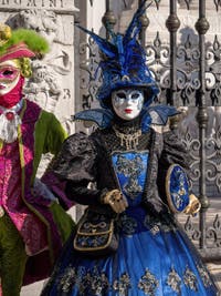 Costumes et masques du Carnaval de Venise, Marquis et marquise en bleus et verts à l'Arsenal.