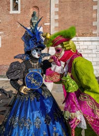Costumes et masques du Carnaval de Venise, Marquis et marquise en bleus et verts à l'Arsenal.