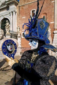 Costumes et masques du Carnaval de Venise, Marquise au miroir à l'Arsenal.