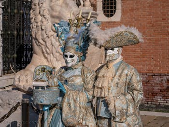 Masques et Costumes du Carnaval de Venise : Monsieur et Madame la Marquise, piano, poupée et chandelier de l'élégance, à l'Arsenal.