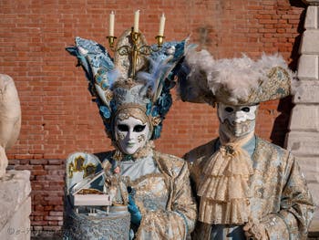Masques et Costumes du Carnaval de Venise : Monsieur et Madame la Marquise, piano, poupée et chandelier de l'élégance, à l'Arsenal.