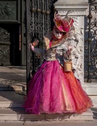 Masques et Costumes du Carnaval de Venise : La Belle en Rose à l'Arsenal.