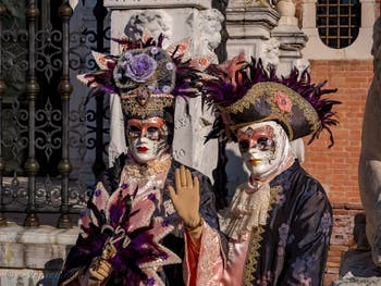 Carnaval de Venise, les Masques et Costumes, plumes et soie du Marquis et de la Marquise à l'Arsenal.