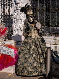 Carnaval de Venise, les Masques et Costumes, la belle mystérieuse au miroir à l'Arsenal.