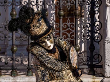 Carnaval de Venise, les Masques et Costumes, la belle mystérieuse au miroir à l'Arsenal.