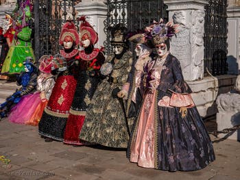 Masques et Costumes du Carnaval de Venise, Oiseleuses en rouge et noir à l'Arsenal.