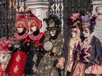 Masques et Costumes du Carnaval de Venise, Oiseleuses en rouge et noir à l'Arsenal.