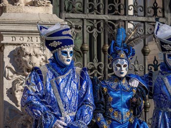 Masques et Costumes du Carnaval de Venise, élégants et élégante en bleu, or et argent à l'Arsenal.