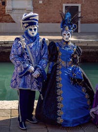Masques et Costumes du Carnaval de Venise, élégants et élégante en bleu, or et argent à l'Arsenal.