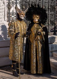 Costumes et Masques au Carnaval de Venise, Prince et Princesse de l'Aigle en noir et or à l'Arsenal.