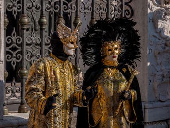 Costumes et Masques au Carnaval de Venise, Prince et Princesse de l'Aigle en noir et or à l'Arsenal.