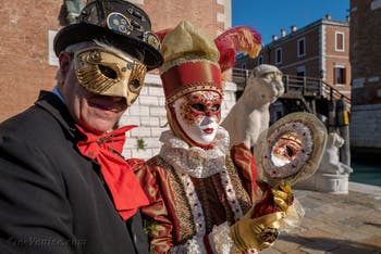 Costumes et Masques au Carnaval de Venise, La Jeune Princesse au miroir en rouge et or à l'Arsenal.