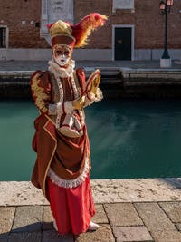 Costumes et Masques au Carnaval de Venise, La Jeune Princesse au miroir en rouge et or à l'Arsenal.