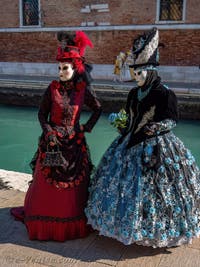 Costumes et Masques au Carnaval de Venise, Les Belles Filles en rouge, bleu et noir à l'Arsenal.
