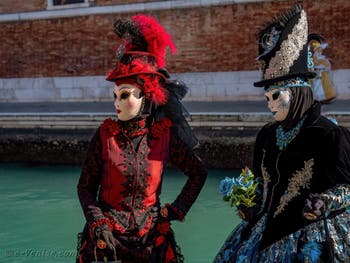 Costumes et Masques au Carnaval de Venise, Les Belles Filles en rouge, bleu et noir à l'Arsenal.