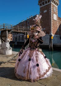 Costumes et Masques au Carnaval de Venise, L'élégante au Miroir en rose et or à l'Arsenal.