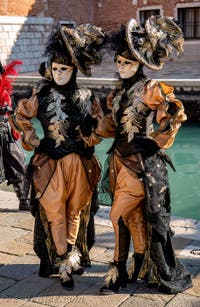 Masques et Costumes du Carnaval de Venise, les Jumelles noir et or à l'Arsenal.