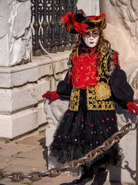 Masques et Costumes du Carnaval de Venise, Florine en rouge et noir à l'Arsenal.
