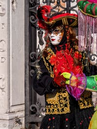 Masques et Costumes du Carnaval de Venise, Florine en rouge et noir à l'Arsenal.